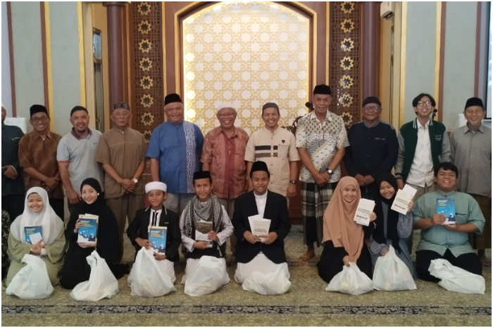 Momen penganugarahan kepada para Dai Muda yang juara di lomba kultum islami Masjid Al Muslimun Bantarjati, Kota Bogor.