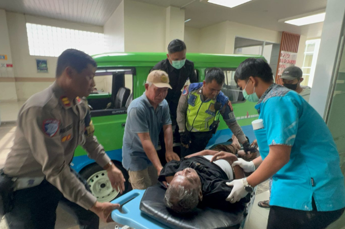 Anggota Polresta Bogor Kota saat membantu sopir yang serangan jantung.