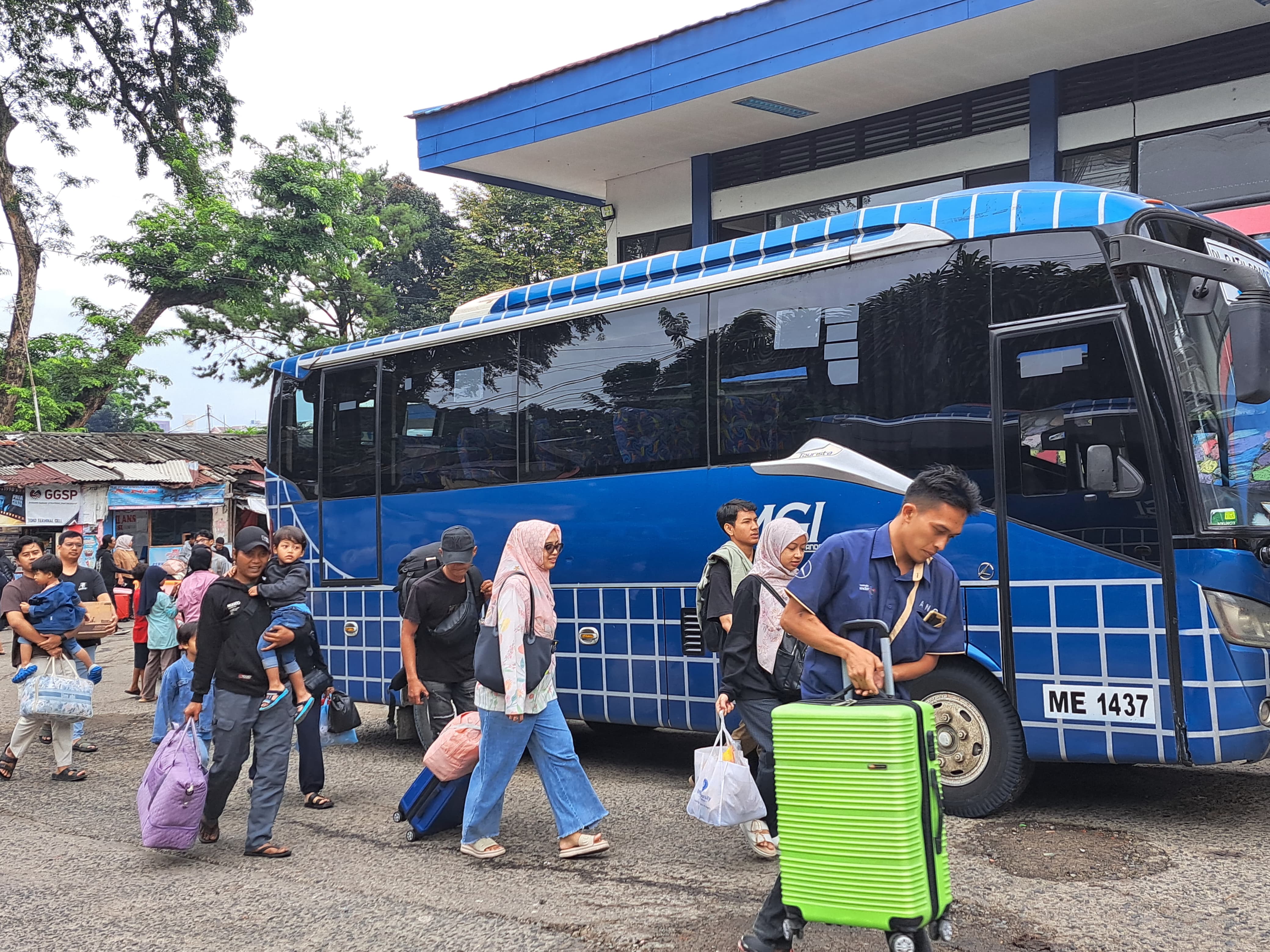 Sejumlah pemudik menunggu jadwal keberangkatan bus di Terminal Baranangsiang, Minggu (23/3/2025).