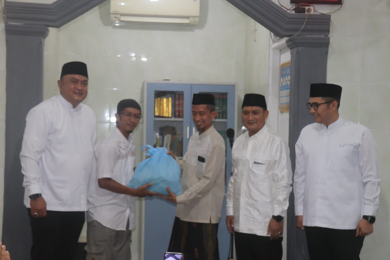 Bupati Bogor Rudy Susmanto saat menghadiri taraweh keliling&nbsp;di Mushola Baitussalam Perumahan Puri Nirwana Estate Cibinong.