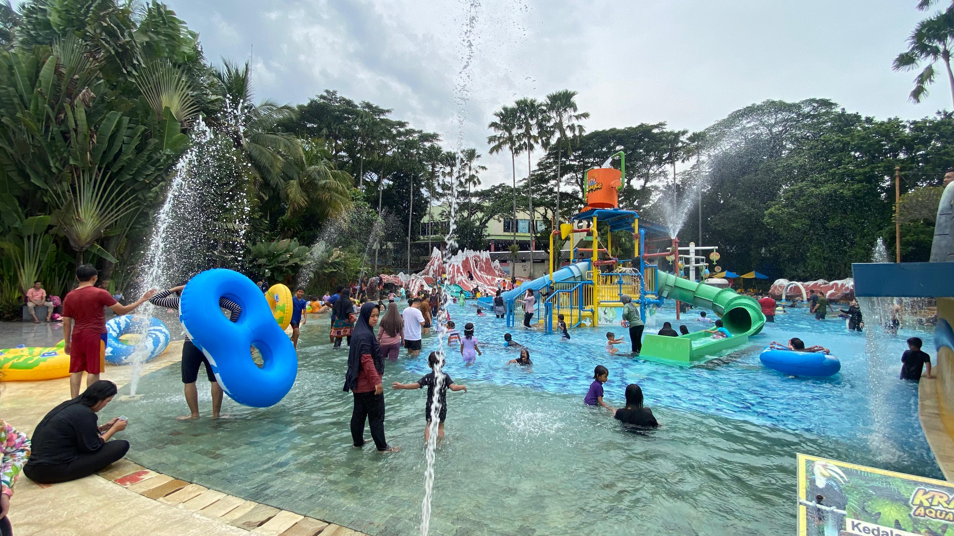 Suasana pengunjung di kawasan The Jungle Waterpark Bogor.