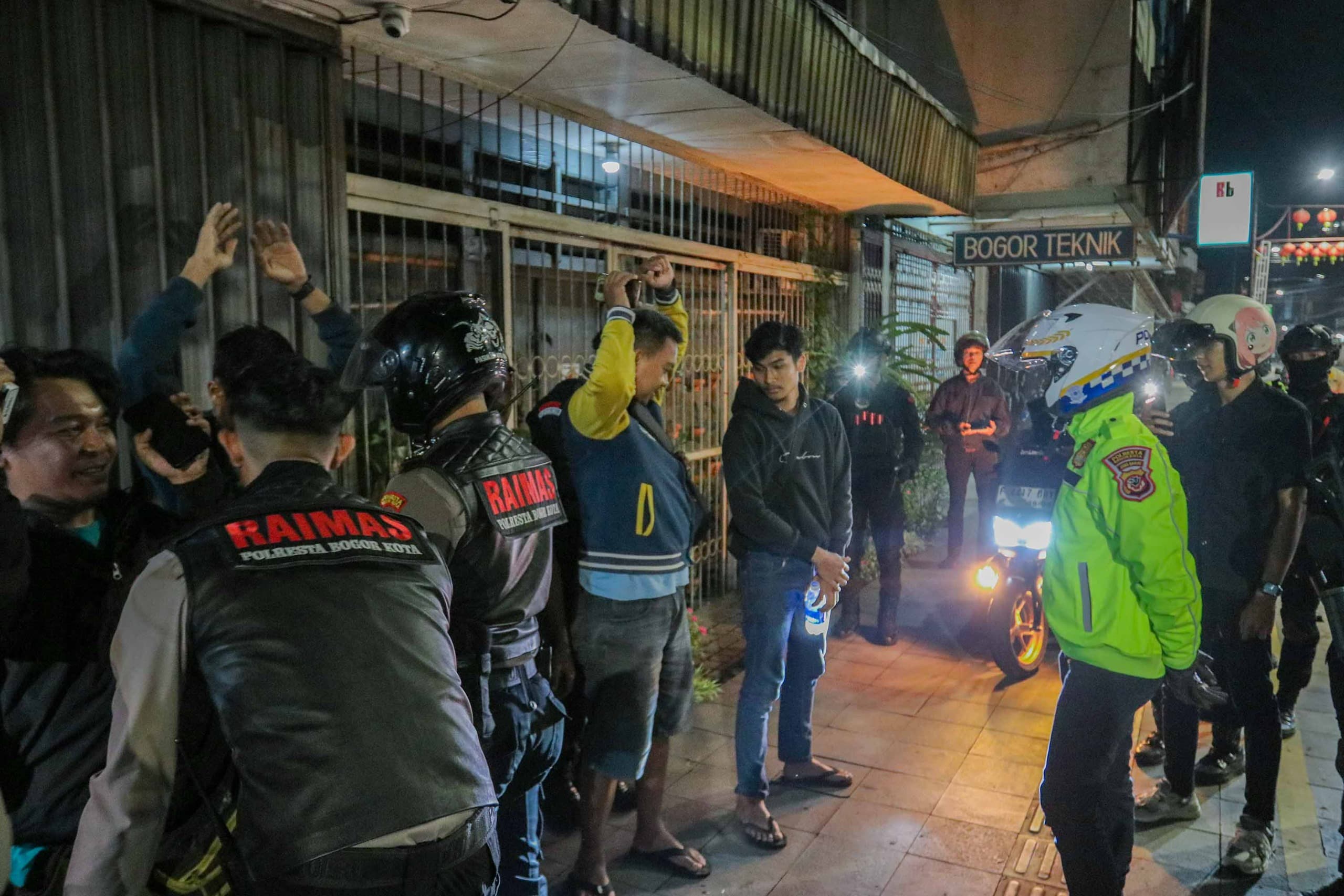 Wakil Wali Kota Bogor, Jenal Mutaqin bersama personel kepolisian saat memeriksa pemuda yang terciduk tengah menenggak miras di Kawasan Suryakencana.