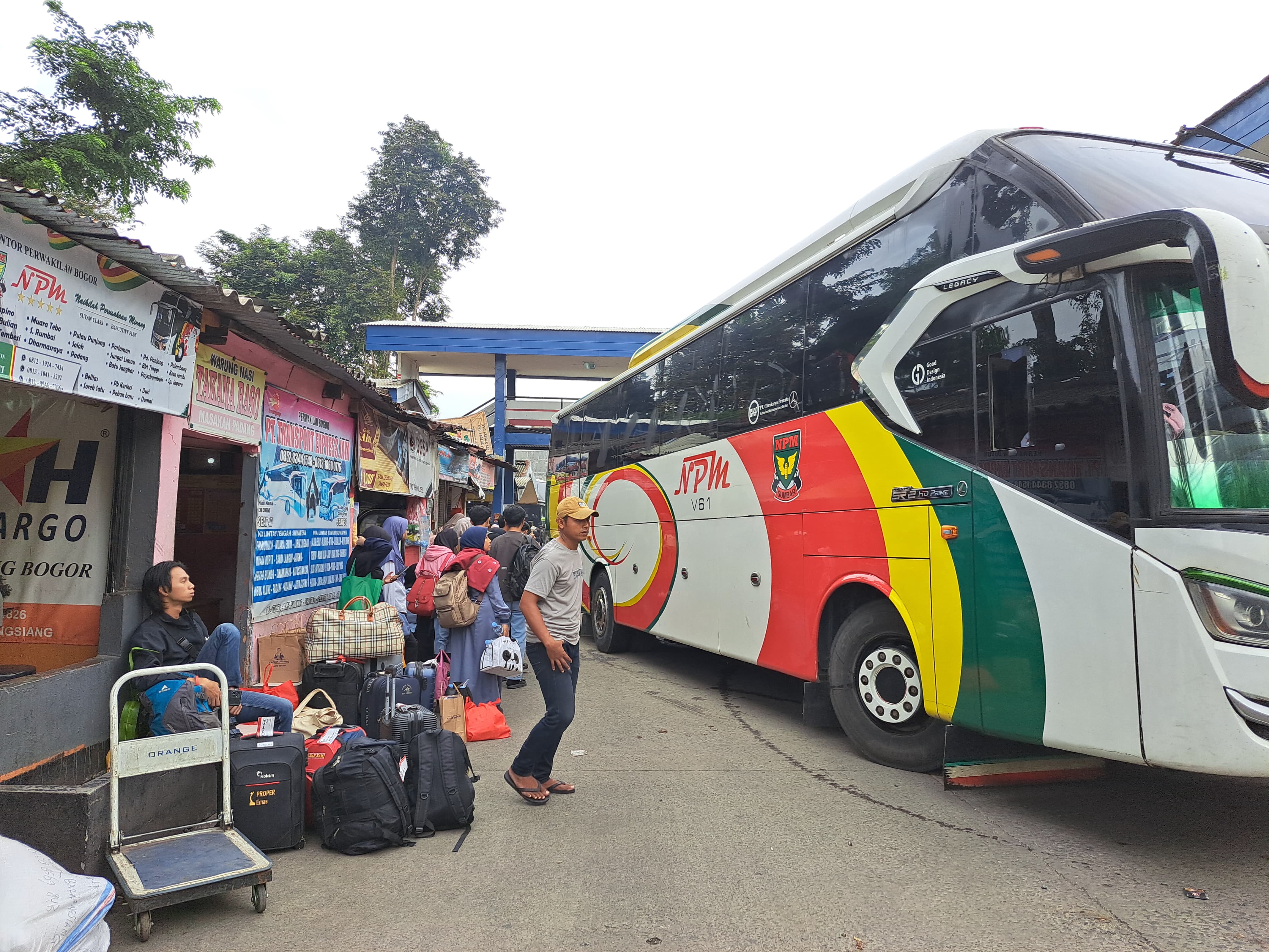 Sejumlah pemudik menunggu jadwal keberangkatan bus di Terminal Baranangsiang, Minggu (23/3/2025).