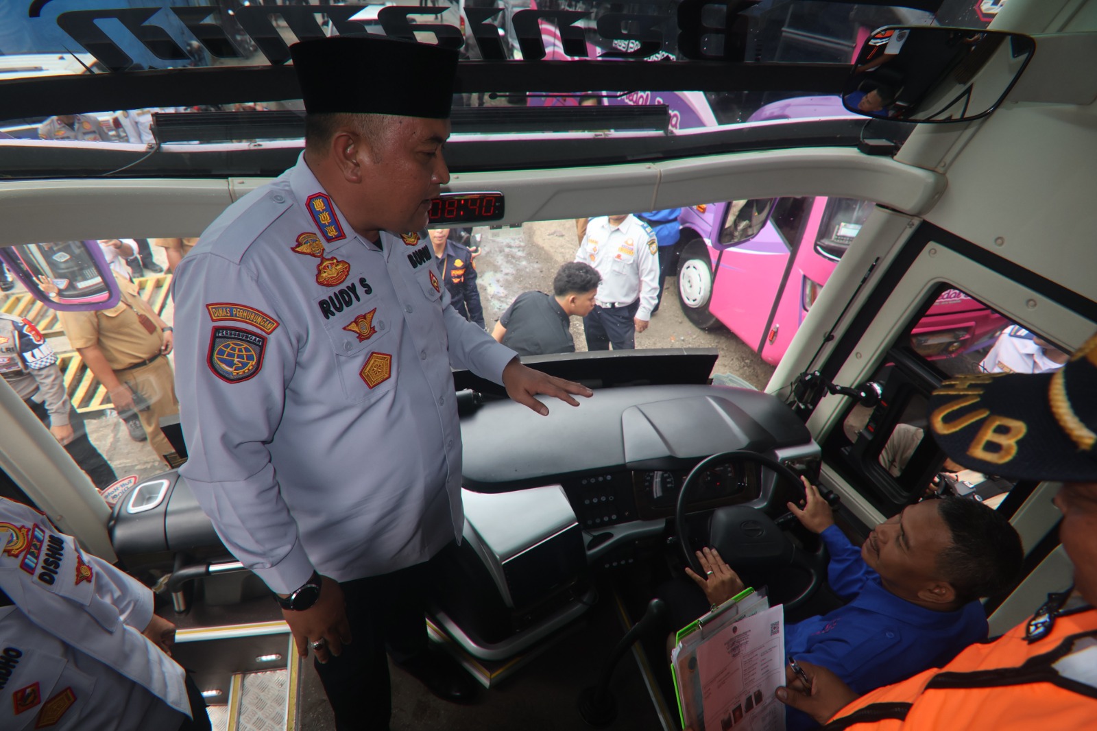 Bupati Bogor, Rudy Susmanto tinjau kelaikan kendaraan angkutan lebaran di pangkalan Bus, Cibinong, Kabupaten Bogor Senin (24/3/2025). Para sopir bus juga bakal diperiksa kesehatannya.
