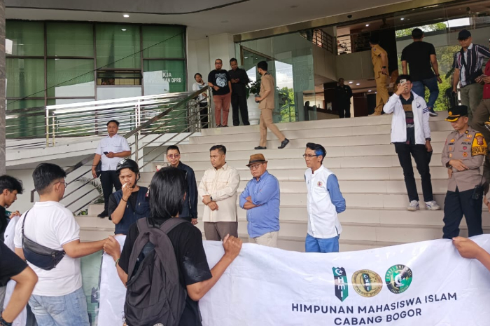 Aksi demonstrasi HMI MPO di Gedung DPRD Kota Bogor, Senin (24/3/2025).