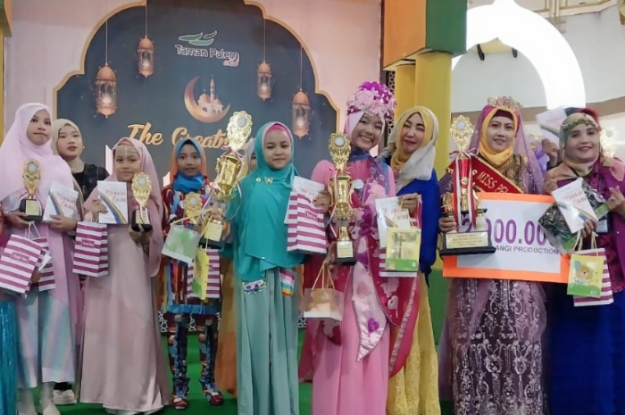 Para finalis lomba akting dan fashion yang diinisasi oleh Dewi Pelangi Production.