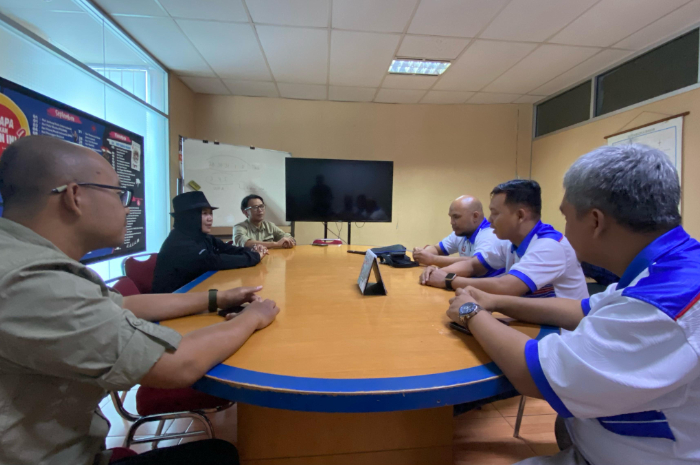 Pengurus Asosiasi Futsal Kota Bogor saat menyambangi Radar Bogor membahas perkembangan olahraga futsal. Mereka diterima Direktur Radar Bogor, Nihrawati AS dan jajaran pimpinan.