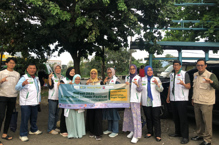 Sejumlah pengurus ICMI Orda Kota Bogor usai membagikan ratusan paket takjil.