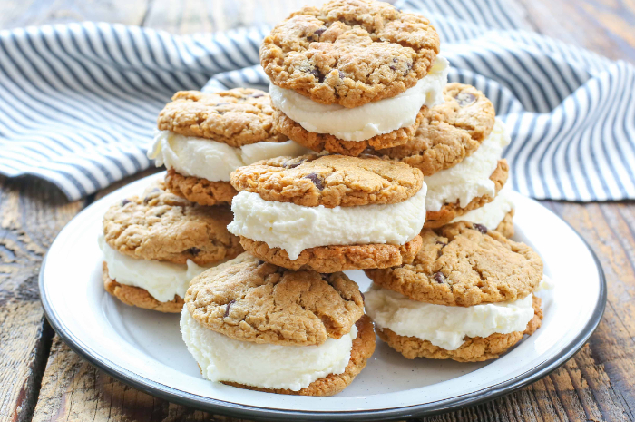 Ilustrasi Ice Cream Cookie Sandwich