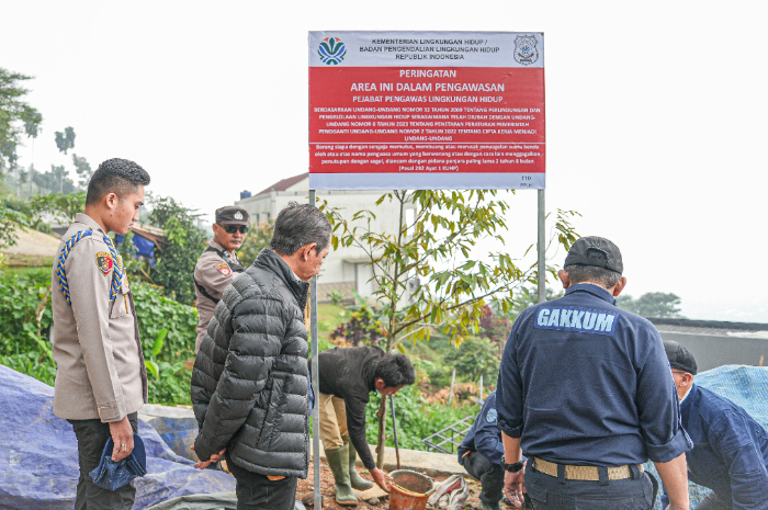 Pemasangan plang pengawasan oleh Menteri Lingkungan Hidup Hanif Faisol di Cijeruk, Kabupaten Bogor.