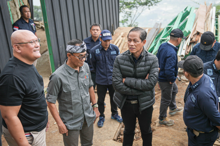 Menteri Lingkungan Hidup/Kepala Badan Pengendalian Lingkungan Hidup (KLH/BPLH), Hanif Faisol Nurofiq di lokasi penyegelan di Kabupaten Bogor.