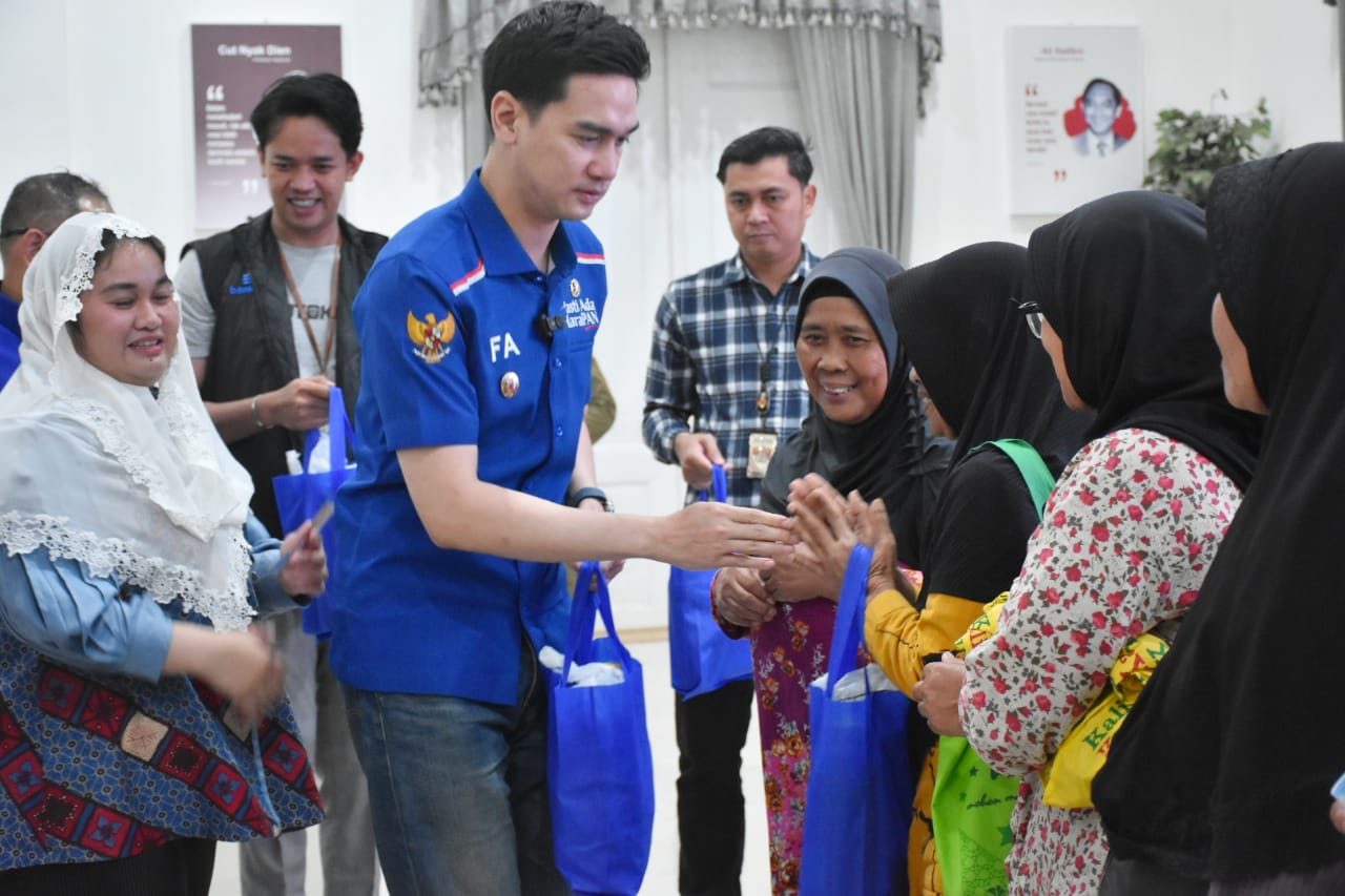 Wakil Bupati M. Fajar Aldila saat membagikan sembako di Bazar Tebus Murah TerdePAN