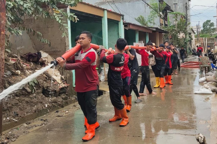 Aksi Sapu Bersih dari relawan SalamAid di Bekasi, Senin (24/3/2025).