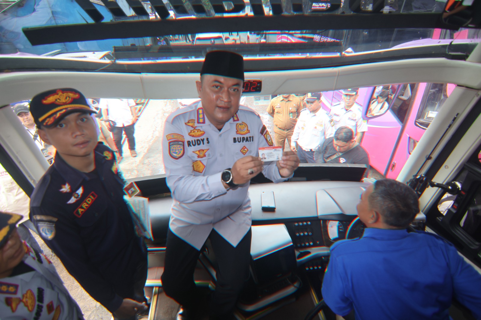 Bupati Bogor, Rudy Susmanto saat melakukan pengecekan Ramp Check Bus. Pemkab Bogor akan memberangkatkan 32 bus mudik gratis 2025.