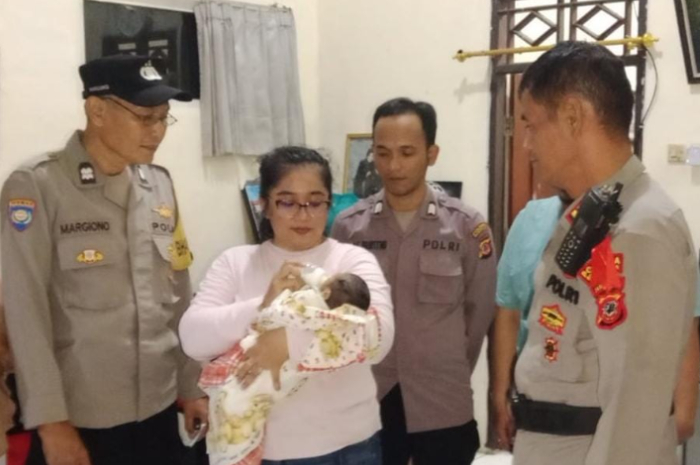 Bayi laki-laki yang ditemukan warga Mulyaharja di depan rumahnya pada Minggu (23/3/2025).