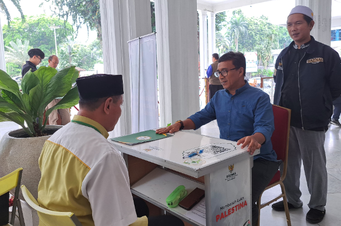 Baznas Kota Bogor menerima zakat dari Pj Sekretaris Daerah (Sekda) Kota Bogor, Hanafi di Balai Kota, Selasa (25/3/2025).