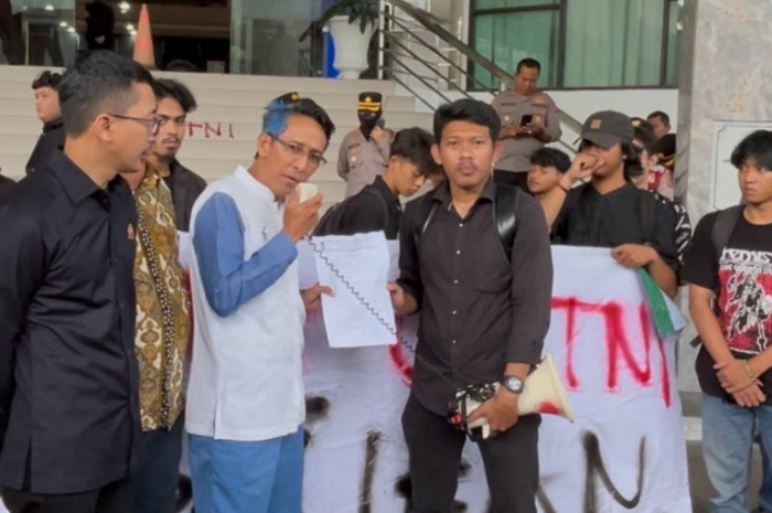 Anggota DPRD Kota Bogor saat menerima aspirasi mahasiswa yang demo menolak UU TNI di Gedung DPRD Kota Bogor, Senin (24/3/2025).