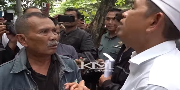 Gubernur Jawa Barat saat bertemu dengan warga Depok saat ingin membayar tunggakan pajak kendaraan bermotor