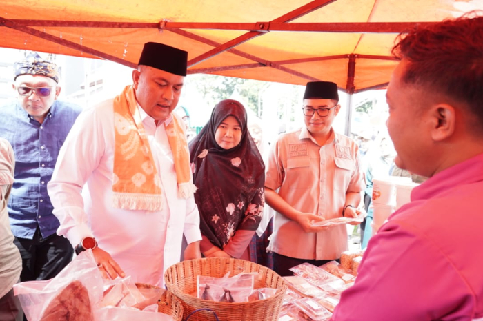 Bupati Bogor Rudy Susmanto saat meninjau kegiatan Gerakan Pangan Murah (GPM) di Alun-alun Kecamatan Leuwiliang, Kabupaten Bogor, Selasa (25/3/2025).