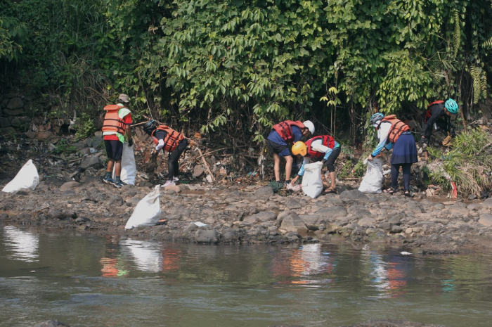 Penggiat lingkungan dan Petugas DLH memebersihkan sampah di bantaran  Sungai Ciliwung beberapa waktu lalu.