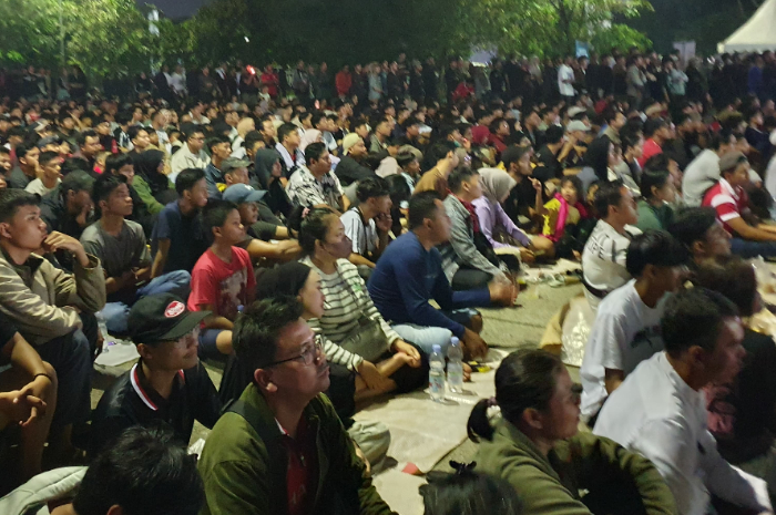 Warga saat nonton bareng pertandingan Indonesia vs Bahrain di kawasan Stadion Pakansari, Cibinong, Kabupaten Bogor, Selasa (25/3/2025). malam.