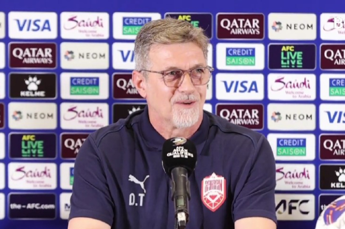 Pelatih Bahrain, Dragan Talajic saat menjawab pertanyaan wartawan.