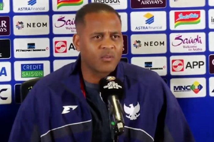 Pelatih timnas Indonesia Patrick Kluivert menjawab pertanyaan wartawan jelang lawan Bahrain.
