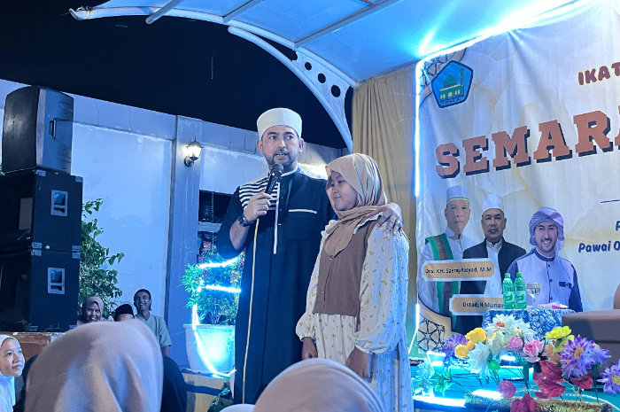 Momen saat Ustadz Ahmad Al Habsyi menyampaikan ceramah agama di Masjid Ar Rohim Sukaresmi, Kota Bogor.