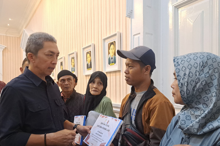 Kegiatan penyaluran bansos bagi korban bencana di Kota Bogor yang berlangsung di Balai Kota Bogor, Selasa (25/3/2025).
