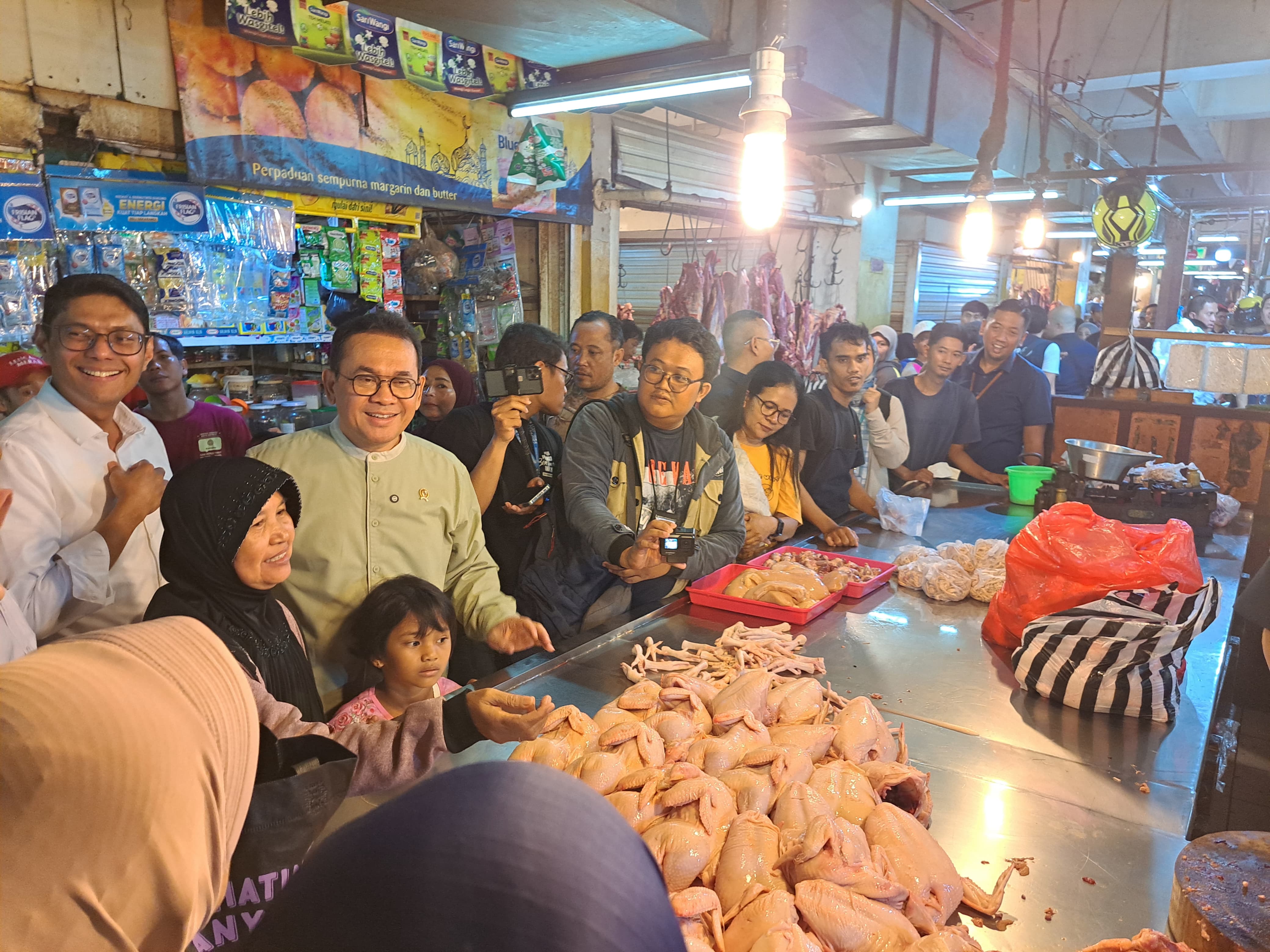 Menteri Perdagangan Budi Santoso saat menggelar sidak harga bahan pangan di Pasar Kebon Kembang, Bogor Rabu (26/3/2025).