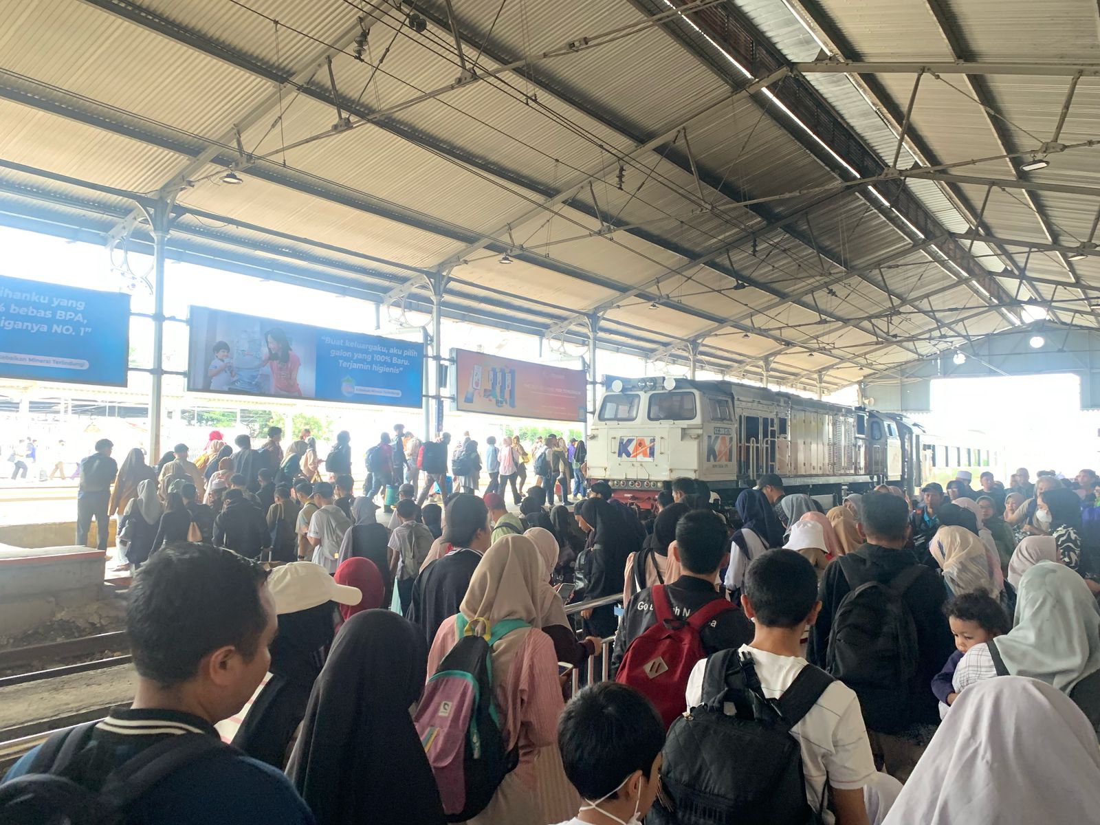 Aktivitas penumpang kereta di Stasiun Bogor pada momen Angkutan Lebaran 2025. 