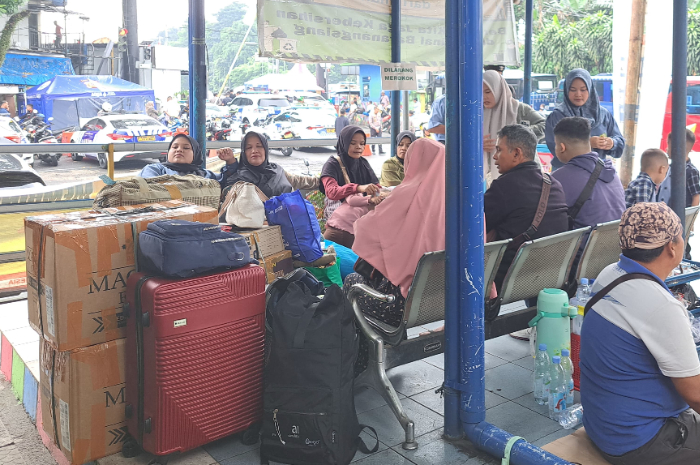 Ilustrasi. Masyarakat hendak mudik menggunakan bus.