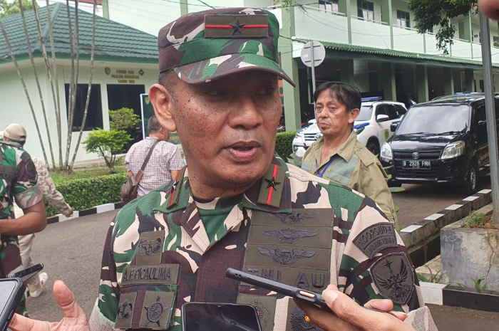 Danlanud Atang Sendjaja, Marsma TNI A. F. Picaulima saat memberi keterangan kepada wartawan.