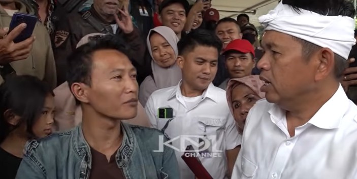 Gubernur Jawa Barat Dedi Mulyadi tengah mendengarkan keluhan warga yang tidak mendapat bansos