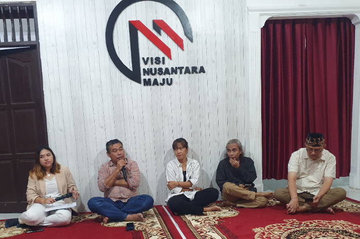 Founder Visi Nusantara Yusfitriadi saat diskusi tadarus demokrasi di kantor Visi Nusantara, Cibinong, Kabupaten Bogor, Rabu (26/3/2025).