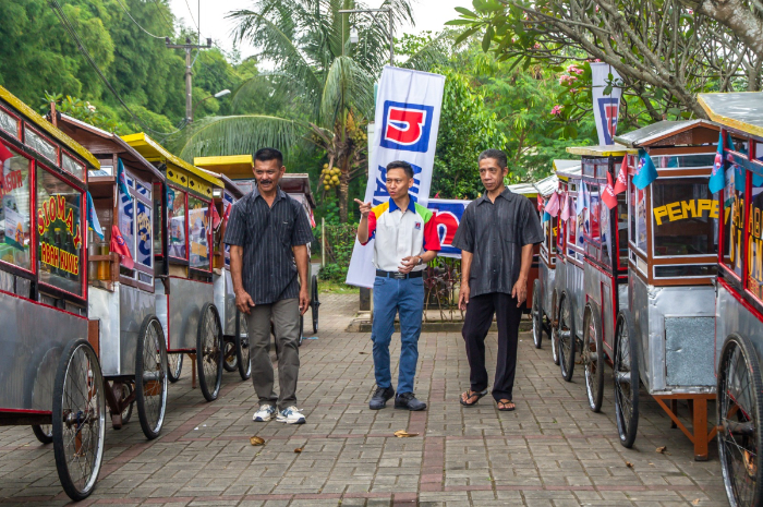 Nippon Paint membuat ratusan gerobak UMKM di Jajanan Nusantara menjadi lebih menarik.&nbsp;