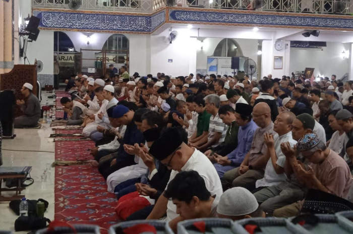 Suasana umat muslim melaksanakan itikaf di Masjid Tazkia Islamic Center.