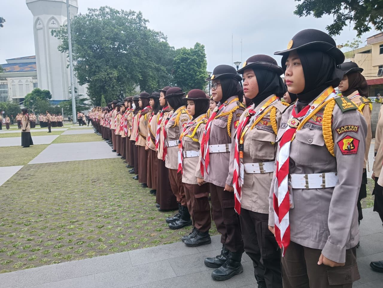 Ratusan anggota pramuka mendapatkan pembekalan untuk membantu pengaturan arus mudik pada apel gelar pasukan di Alun-alun Kota Bogor, Kamis (27/3/2025).