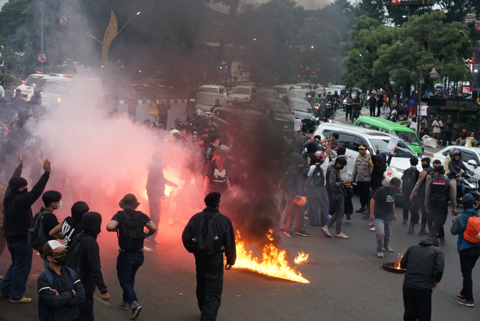 Aksi mahasiswa dari berbagai kampus di Kota Bogor dan aliansi masyarakat sipil menolak Undang Undang TNI di kawasan Tugu kujang Bogor, Kamis(27/3/25).