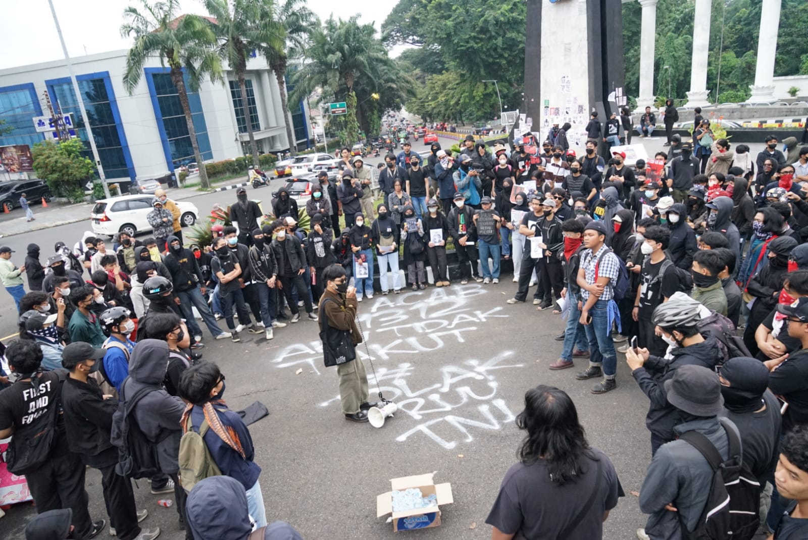 Aksi mahasiswa dari berbagai kampus di Kota Bogor dan aliansi masyarakat sipil menolak Undang Undang TNI di kawasan Tugu kujang Bogor, Kamis(27/3/25).