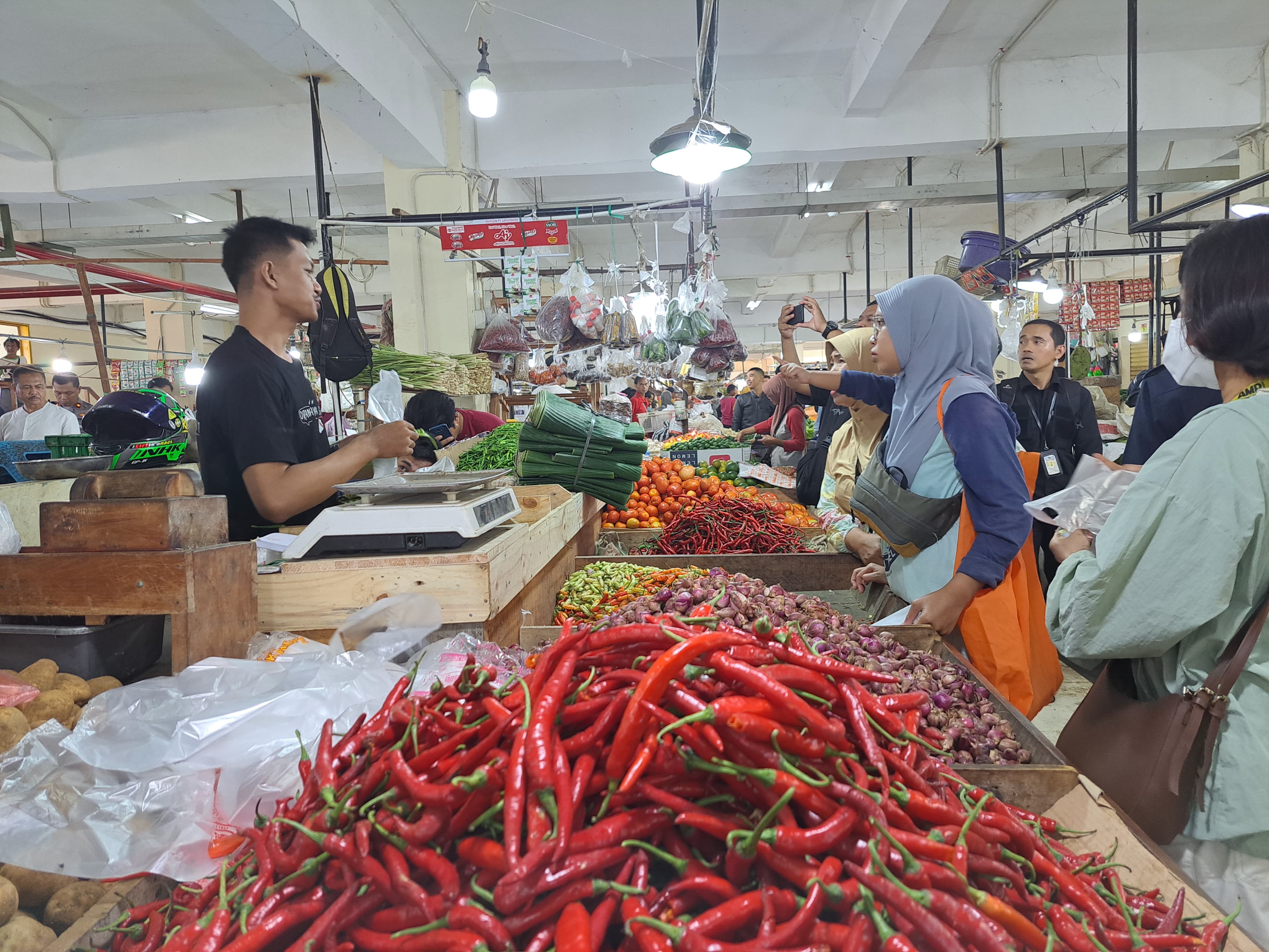 Harga cabai di Pasar Jambu Dua, Kota Bogor, melambung jelang Lebaran pada Kamis (26/3/2025).