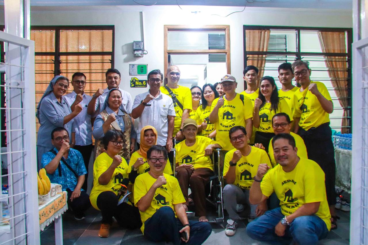 Peresmian bedah rumah guru yang dilakukan alumni Sekolah Regina Pacis Bogor.