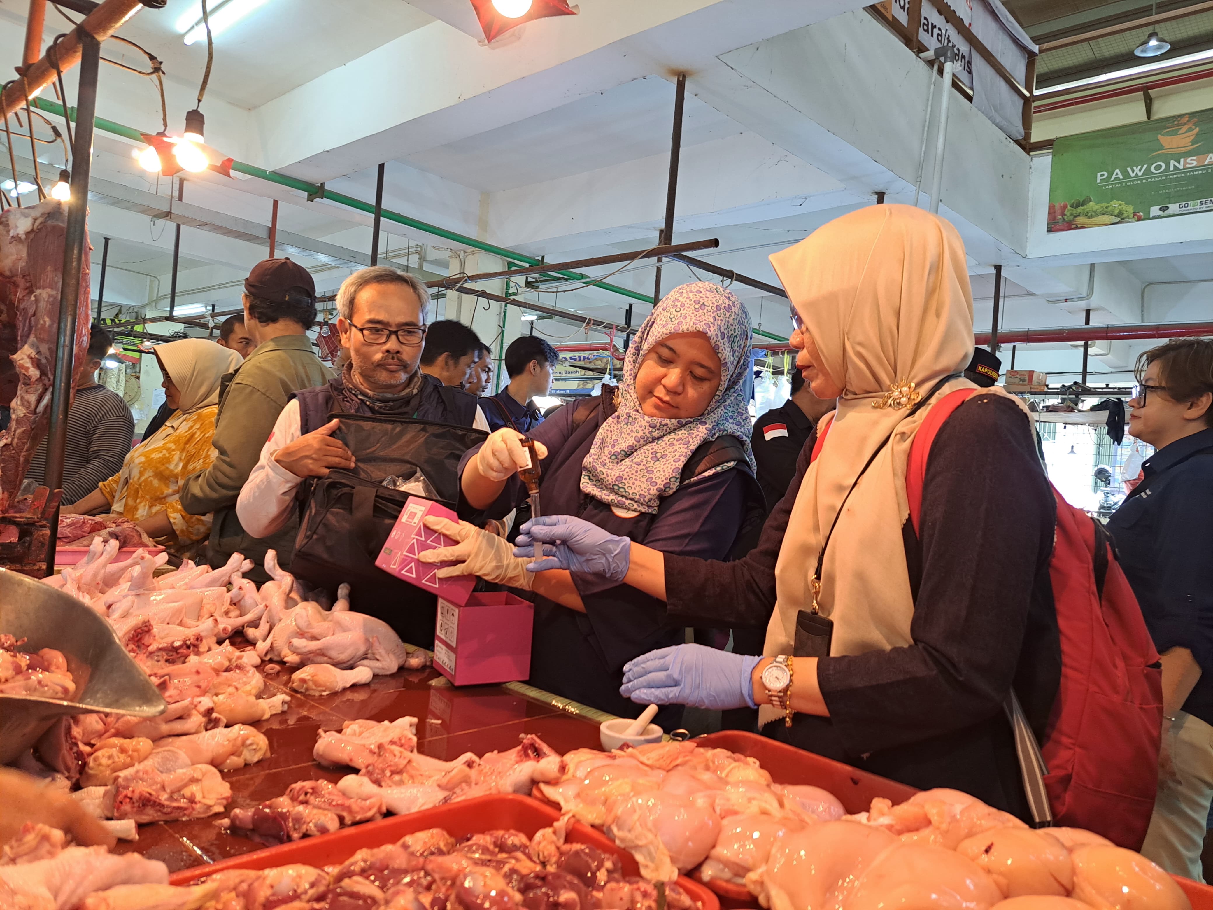Pengujian daging ayam dengan formalin tes kit oleh DKPP Kota Bogor Kamis (27/3/2025).