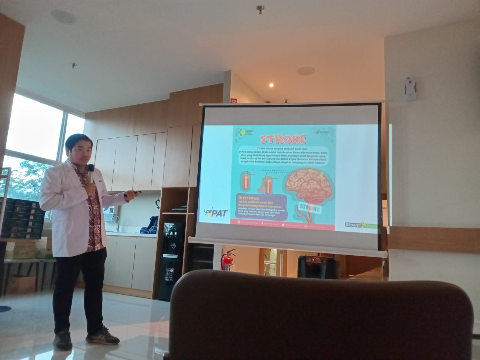 Dokter Spesialis Neurologi Intervensi Siloam Hospitals Bogor, Dr. Ricky C.Kohar, saat menjelaskan bahaya stroke.