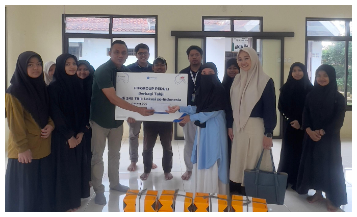 Kepala Cabang FIFGROUP Bogor IV Dhani Ramdhani saat menyerahkan bantuan.