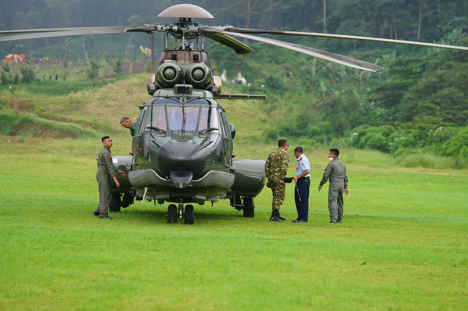 Danlanut Atang Sendjaja, Marsma TNI A. F. Pacaulima bersama Bupati, Rudy Susmanto dan Wakil Bupati, Jaro Ade mantau persiapan arus mudik menggunakan Helikopter, Kamis (27/3/2025).