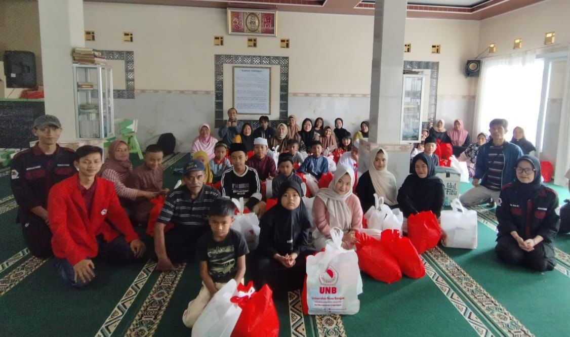 Pengurun IKLIM UNB menyakurkan THR lebaran kepada korban bencan di Kampung Pensiunan, Kecamatan Cisarua, Kabupaten Bogor.