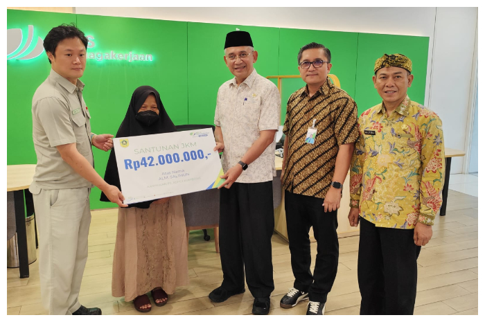 Kepala BPJS Ketenagakerjaan cabang Bogor Cileungsi bersama Anggota DPR RI saat memberikan santunan JKM di Kantor BPJS Ketenagakerjaan, Cileungsi, Kabupaten Bogor.