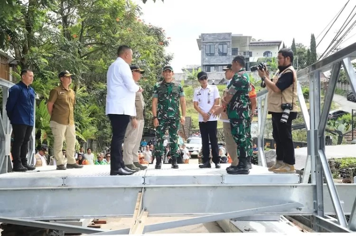 Bupati Bogor Rudy Susmanto bersama jajaran saat meninjau pembangunan jembatan Jogjogan, Cisarua, Kabupaten Bogor.