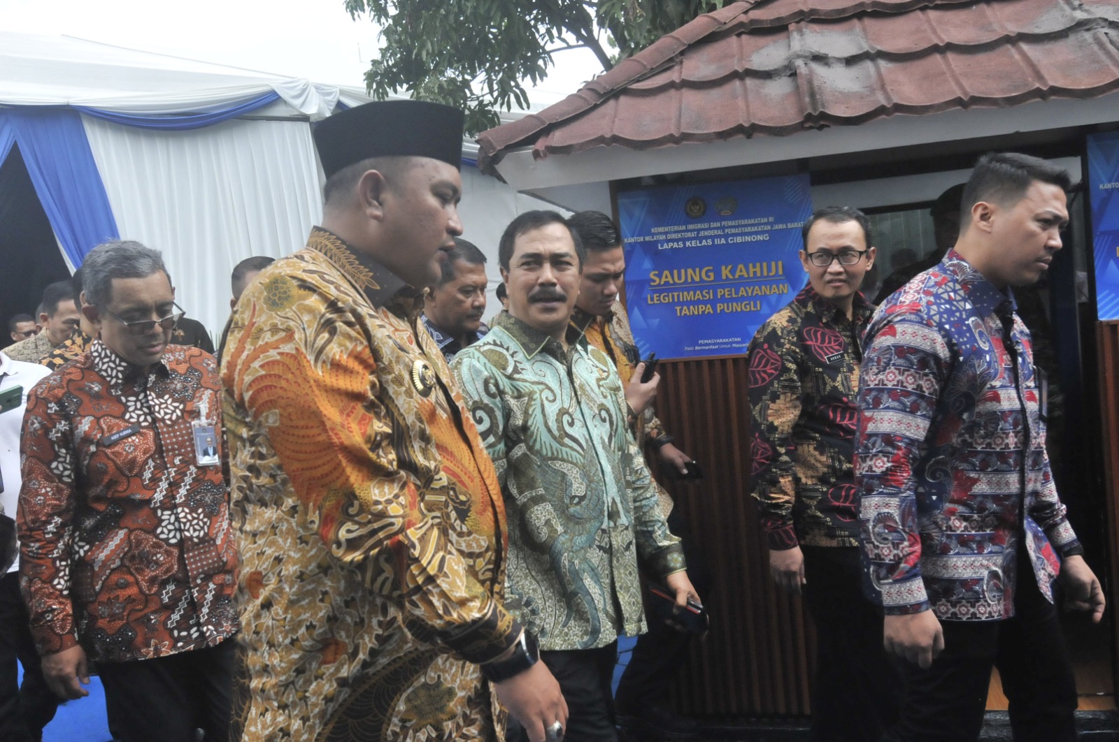 Menteri Imipas RI Agus Andrianto didampingi Bupati Bogor, Rudy Susmanto saat pemberian remisi kepada warga binaan Lapas Pondok Rajeg, Cibinong, Kabupaten Bogor, Jumat (28/3/2025).